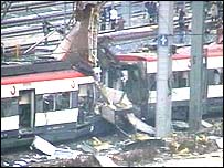 Trem destruído em atentado em Madri, 11.março.2004