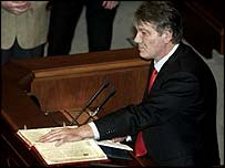 ويکتور يوشچنکو در پارلمان سوگند ياد می کند