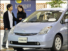 Xe hơi Toyota tại phòng trưng bày ở Tokyo