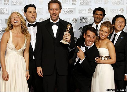 Hugh Laurie (soldan üçüncü) ve Kahramanlar dizisinin ekibi