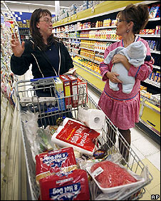 Thống đốc Alaska, Sarah Palin (phải) nói chuyện với cử tri ở Barrow hôm 30.06.08