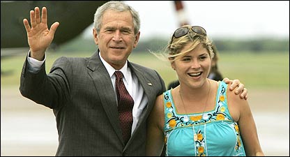 अपने पिता के साथ जेना बुश