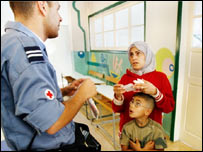 ان سکولوں میں ریڈ کراس کے اہلکاروں نے ادویات اور طبی امداد کا انتظام کیا ہوا ہے