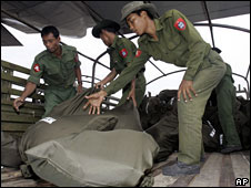 Binh lính Miến Điện lấy hàng cứu trợ từ một máy bay quân sự của Thái Lan