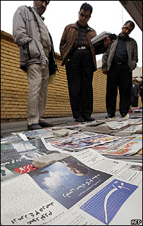 Iranianos observam jornais do país com fotos de Barack Obama na capa