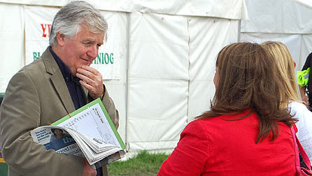 Cyfarfod y bobl - Alun Ffred Jones AC ar faes yr Eisteddfod Genedlaethol