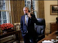 Trước đó, ông Bush và ôgn Kerry đã chuyện trò qua điện thoại