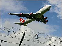 Avião no aeroporto de Gatwick