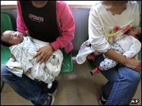 Mẹ và con bị bệnh do uống sữa có melamine ở tỉnh Tứ Xuyên, Trung Quốc