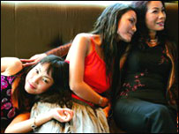 Nhà văn Võ Thị Hảo và các con. Nguồn: dep.com