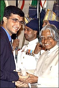 राष्ट्रपति से सम्मान लेते सौरभ गांगुली