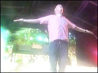 舞台上的英国电子乐奇才流线胖小子(Fatboy Slim)