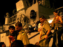 Xuống tàu đi di tản tránh chiến sự