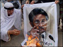 परवेज़ मुशर्रफ़ से इस्तीफ़ा देने की माँग