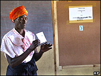 Mulher mostra cédula antes de votar no Zimbábue