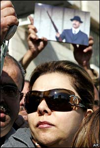 Raghad Hussein, filha de Saddam, durante protesto em Amã, na Jordânia