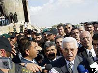 محمود عباس هنگام ديدار از زندان اريحا