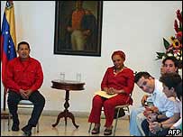 O presidente da Venezuela, Hugo Chávez, e a senadora colombia Piedad Córdoba, que media a libertação de mais reféns das Farc