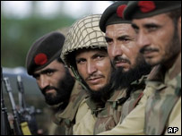 نیروهای پاکستانی در اطراف مسجد سرخ