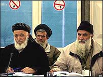 عبدالرب رسول سياف (راست) و برهان الدين ربانی از رهبران سابق افغانستان در مراسم لويه جرگه قانون اساسی 