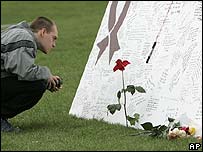 Tưởng niệm nạn nhân