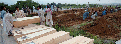   لال مسجد کے خلاف فوجی کارروائی میں ہلاک مبینہ عسکریت پسندوں کو امانتاً تدفین