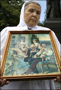 Một người cầm chân dung Nga hoàng Nicholas và gia đình 