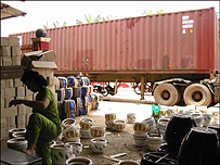 Hàng gốm sứ xuất khẩu của Việt Nam tại một xưởng ở Bình Dương