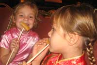 Ela a  ffrind yn bwyta  'dim sum' 