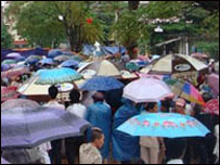 Giáo dân vẫn tiếp tục cầu nguyện - ảnh Viet Catholic