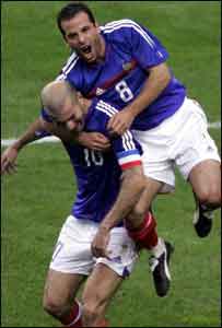 Giuly (dir.) e Zidane comemoram gol da França contra Chipre