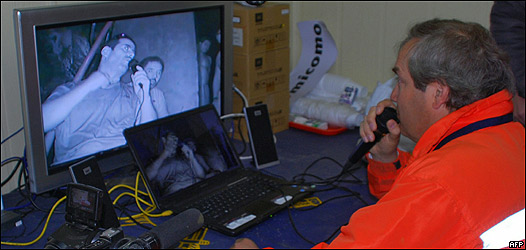 Familiar habla en videoconferencia con un minero