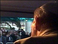 پاپ از اتوموبيل خود به مردم می نگرد