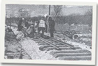 Yr hogia'n gosod y trac newydd i Ryd-ddu