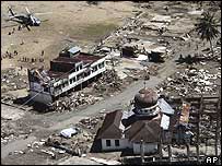 Máy bay trực thăng mang đồ viện trợ tới Aceh