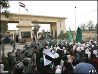 فلسطینیان در گذرگاه رفح 