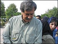 عمران صلاحی بر مزار احمد شاملو