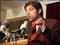 جاويد لودين سخنگوی حامد کرزی گفت که وکيل احمد متوکل از مدتی پيش برای مذاکرات در کابل به سر می برد