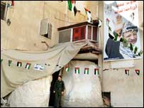 foto de arafat na entrada do seu quartel-general