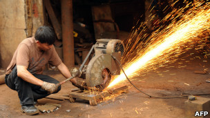 上海某工场内工人切割钢条（23/8/2012）