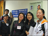 天舒与来访的师生