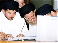 روحانيون ايرانی نيز با اينترنت آشنا می شوند و بسياری از مراجع مذهبی اکنون سايت اينترنتی دارند