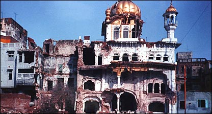 स्वर्ण मंदिर परिसर में सेना