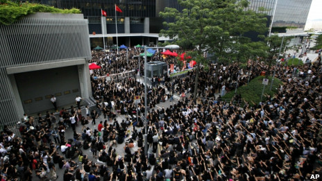 反對香港在中小學開設國民教育科的人士通宵在香港政府總部外抗議(03/09/2012)