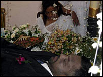 Late MP's wife paying last respects (photo Elmo Fernando)