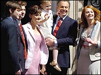      Gia đình Thủ tướng Anh bên ngoài văn phòng và dinh cư số 10 phố Downing