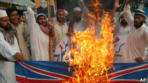 Сожжение книги Салмана Рушди в Пакистане