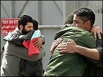 Kucaklaşan Filistinliler 