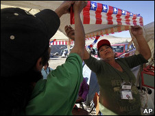 Colgando banderas de Chile en el campamento La Esperanza