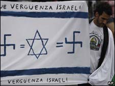 Manifestante protesta contra ofensiva israelense em Buenos Aires, Argentina (AP, 6/1)